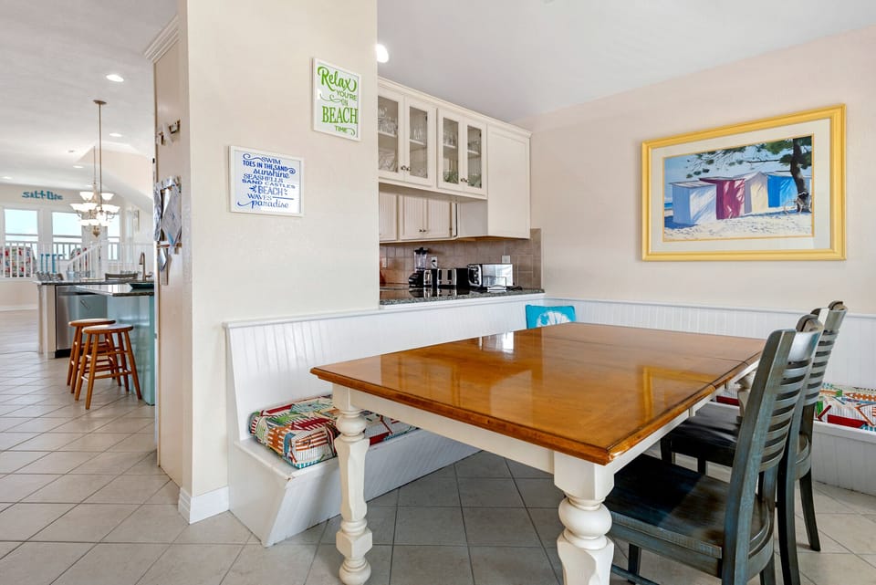 JR03: Giggling Gecko | Top Level Breakfast Nook