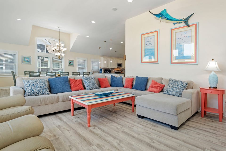 JR03: Giggling Gecko | Top Level Living Area