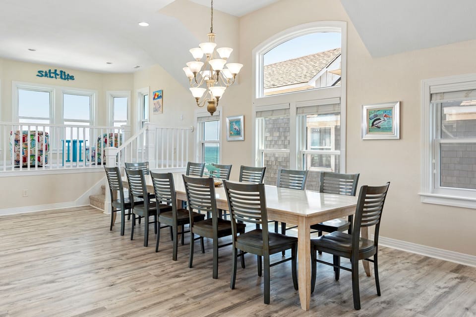 JR03: Giggling Gecko | Top Level Dining Area
