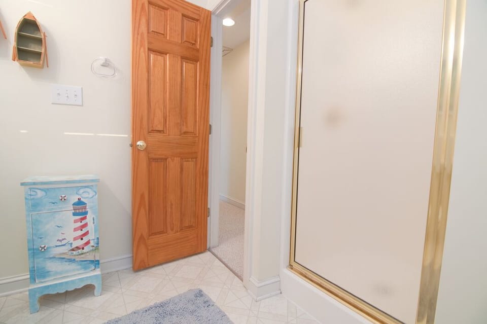 SS22: Seaside 22 | Top Level Hall Bath