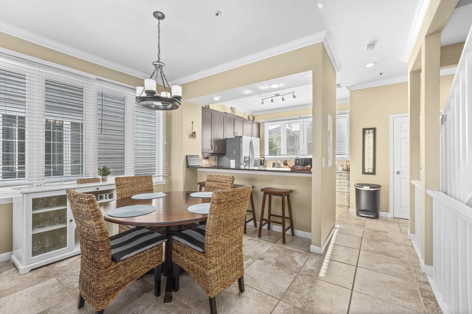Dining Room & Breakfast Bar