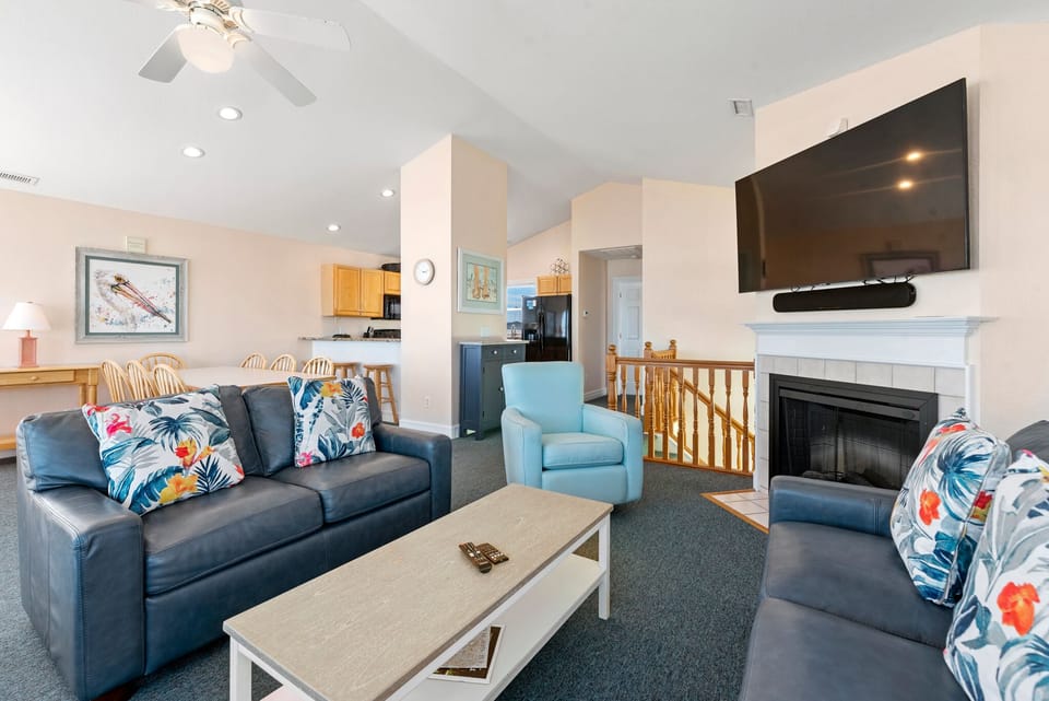 NH07: Soleil | Top Level Living Area