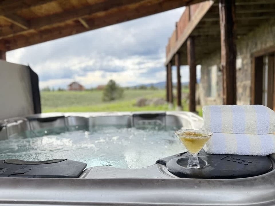 Come relax in this private hot tub attached to Lost River Retreat.
