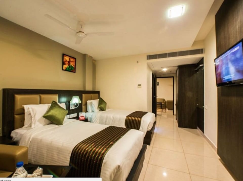 Business Suite | In-room safe, desk, laptop workspace, soundproofing