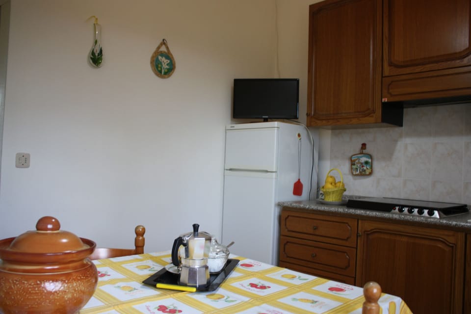 Family Room | Private kitchen | Fridge, stovetop, cookware/dishes/utensils