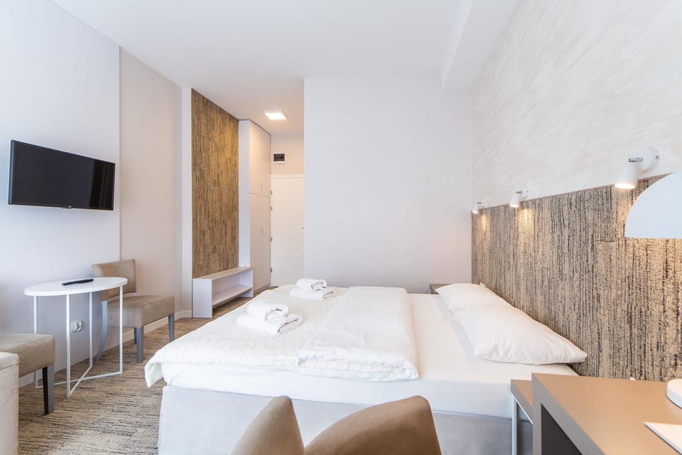 Minibar, iron/ironing board, free WiFi, bed sheets