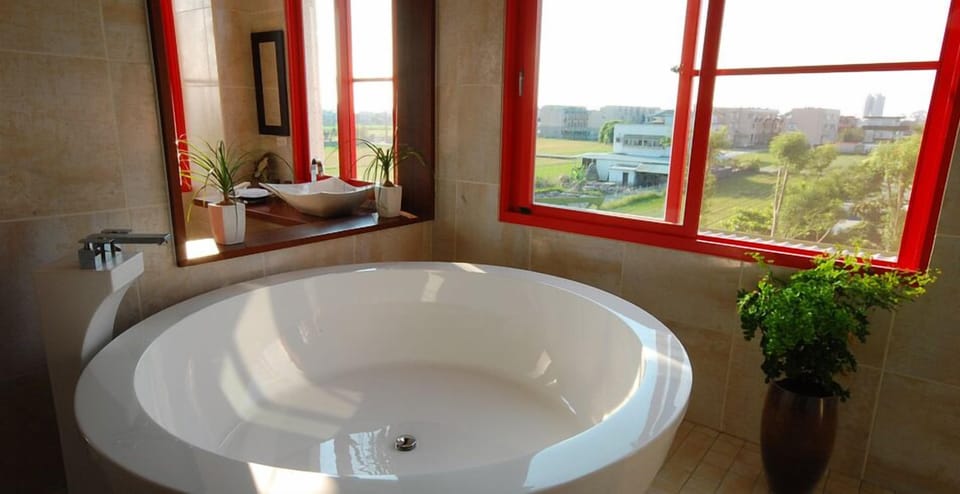 Luxury Double Room, 1 King Bed | Bathroom | Separate tub and shower, deep soaking tub, free toiletries, hair dryer