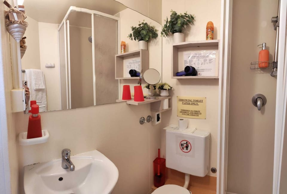Junior Room | Bathroom | Hair dryer, towels, soap, shampoo
