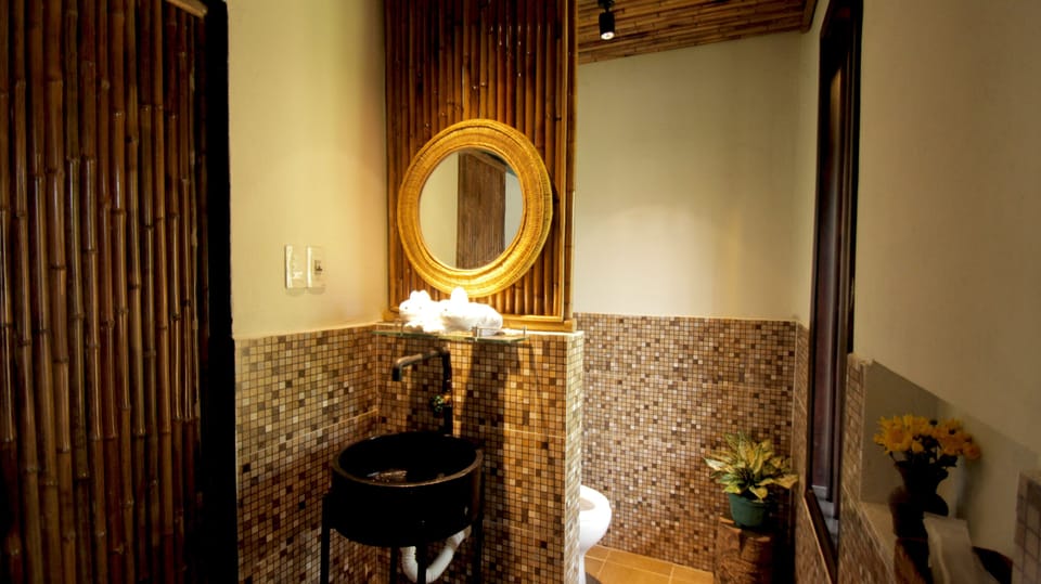 Superior Double Room, Balcony, Garden View | Bathroom | Shower, free toiletries, hair dryer, bathrobes