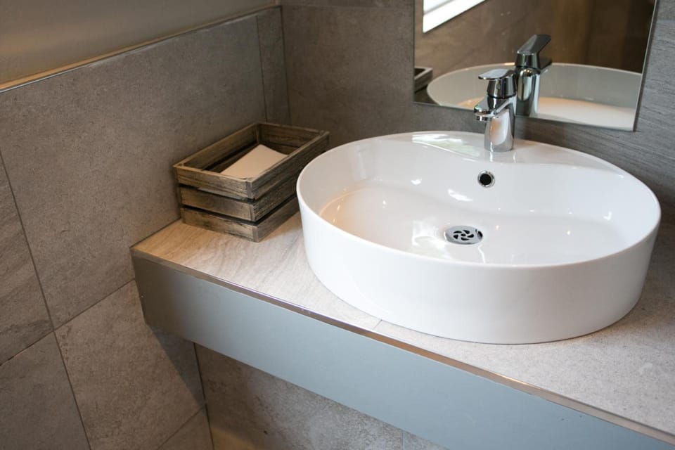 Combined shower/tub, free toiletries, hair dryer, towels
