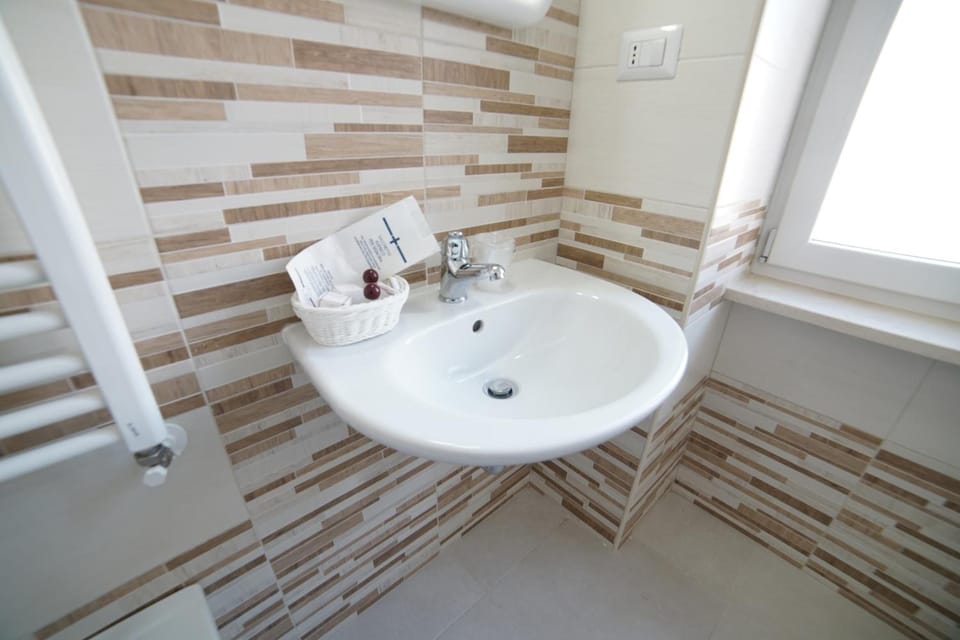 Shower, bathrobes, bidet, towels