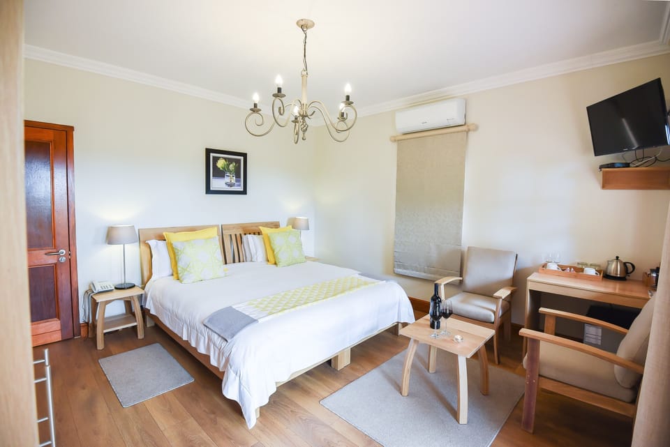 Standard Room | Minibar, in-room safe, soundproofing, iron/ironing board
