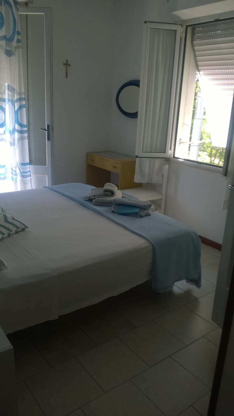 Desk, cribs/infant beds, free WiFi, bed sheets