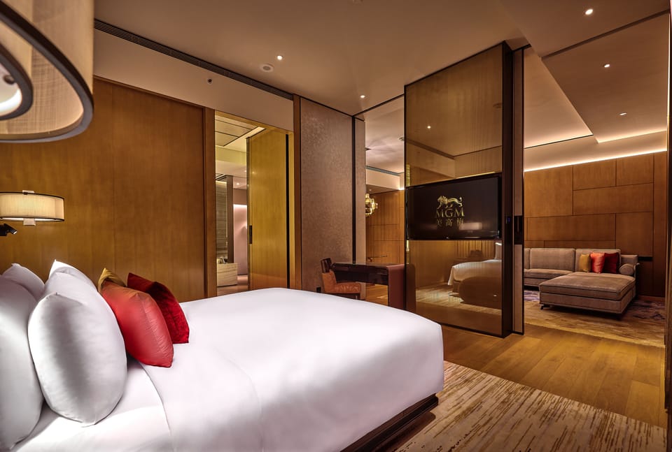 Emerald Suite | Minibar (some free items), in-room safe, desk, blackout drapes