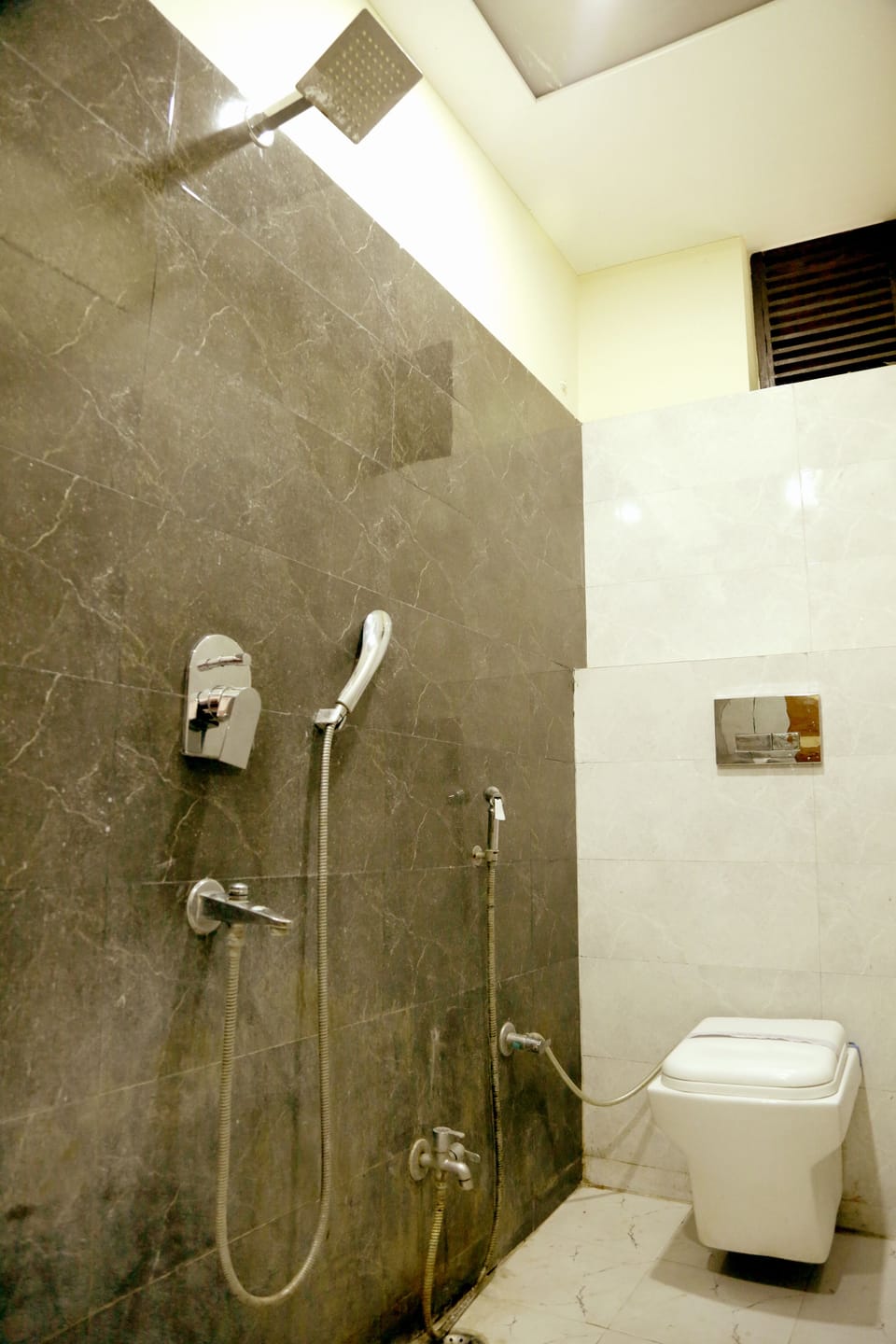 Deluxe Triple Room, Multiple Beds | Bathroom | Shower, free toiletries, hair dryer, towels