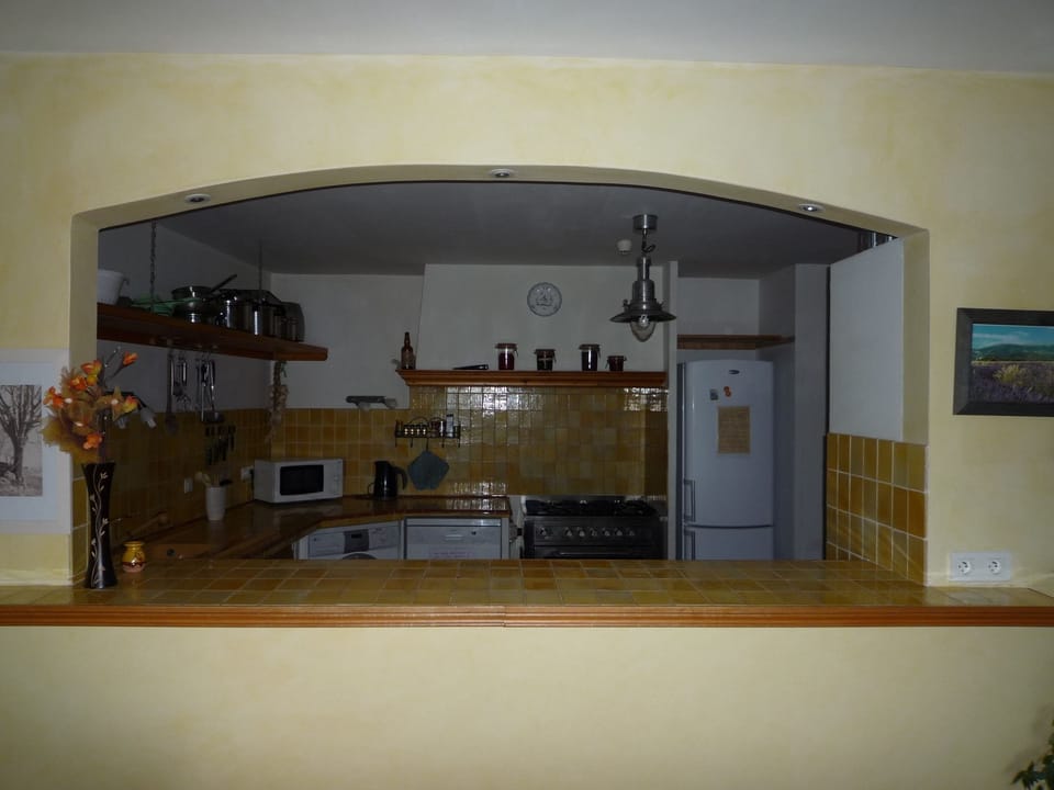 Cottage, 4 Bedrooms | Private kitchen | Electric kettle