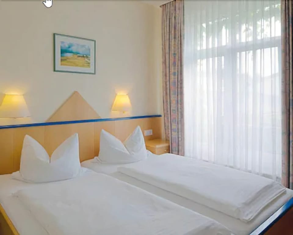 Desk, rollaway beds, free WiFi