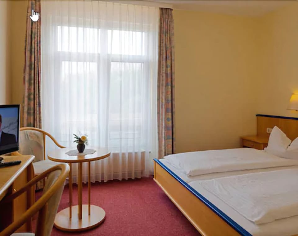 Desk, rollaway beds, free WiFi