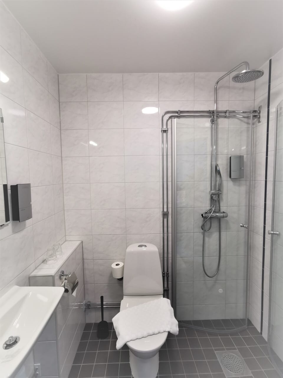 Shower, free toiletries, hair dryer, towels