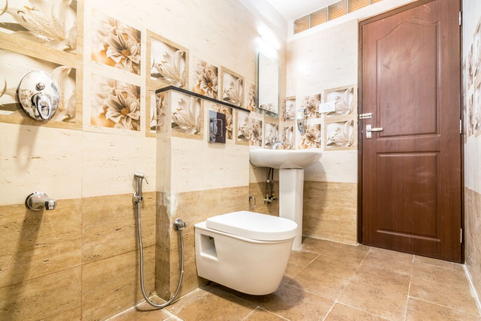 Superior Studio, 1 Queen Bed, Non Smoking, Kitchenette | Bathroom | Shower, towels