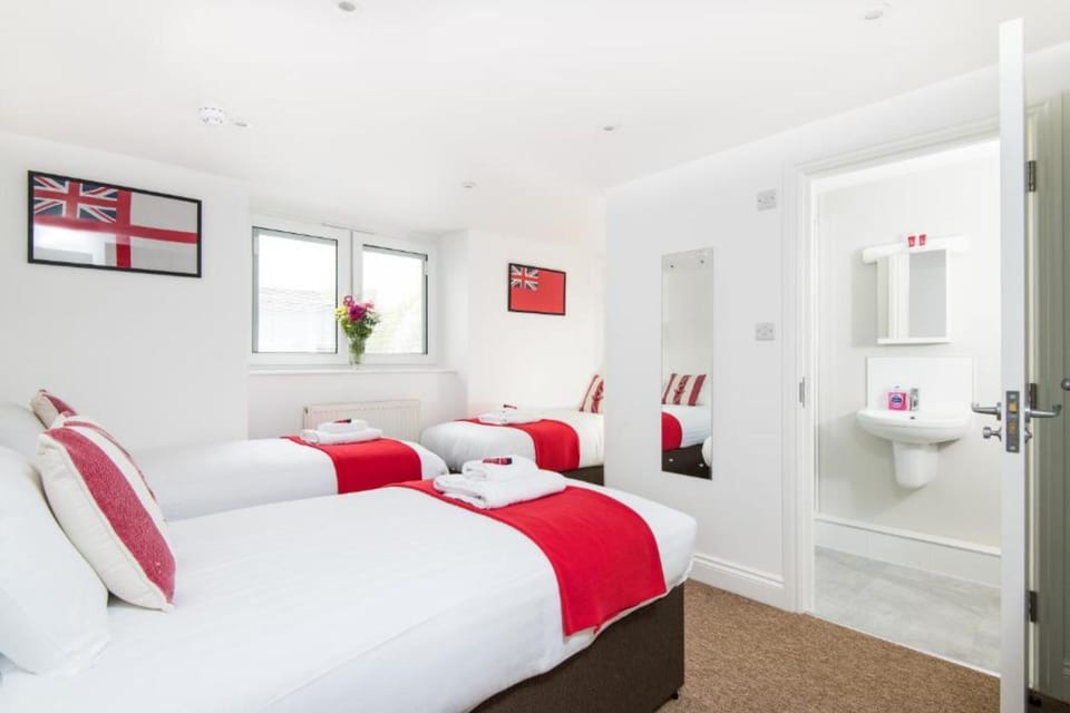 Triple Room with En Suite Bathroom | Iron/ironing board, free WiFi, bed sheets