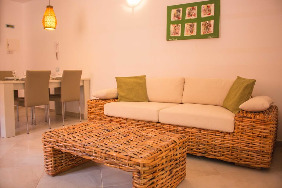 Apartment, 2 Bedrooms, Ocean View | Living area | 32-inch TV with premium channels