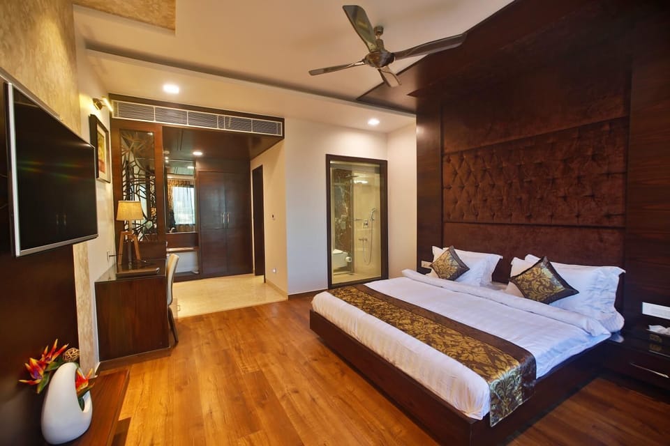 Premium bedding, minibar, in-room safe, desk