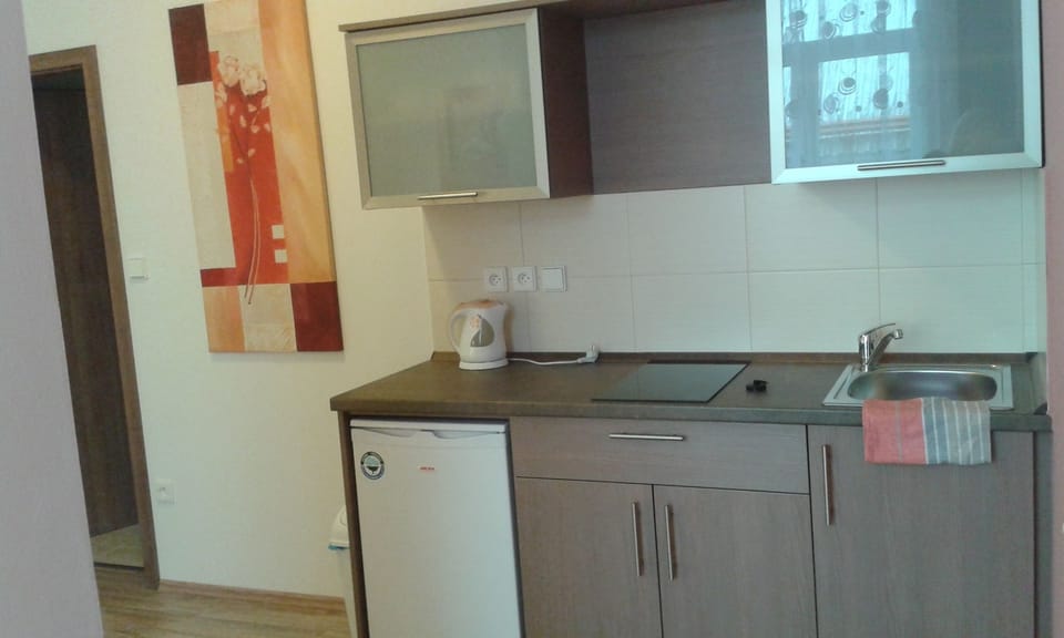 Comfort Studio, Kitchenette | Private kitchenette | Fridge, coffee/tea maker, electric kettle