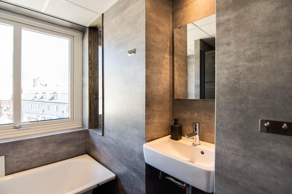 Shower, towels