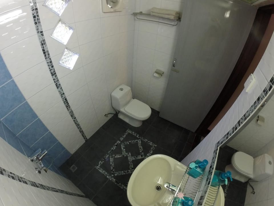 Shower, free toiletries, towels