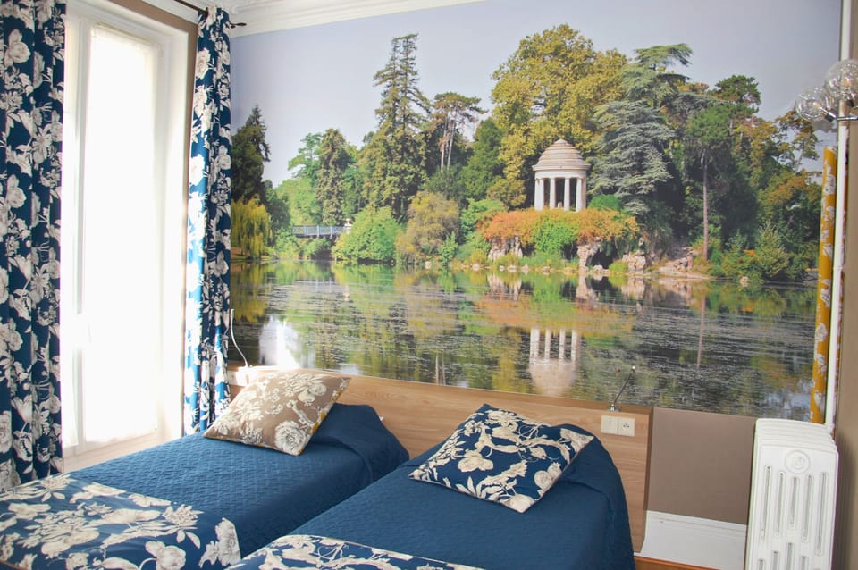 Twin Room | In-room safe, desk, laptop workspace, blackout drapes