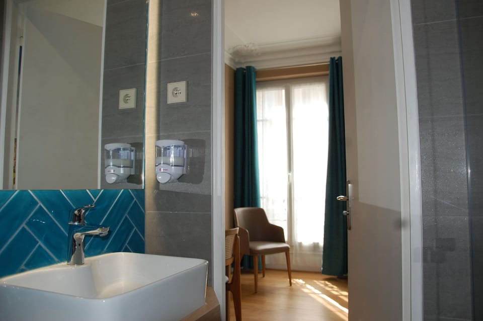 Double Room | Bathroom | Free toiletries, hair dryer, towels, soap