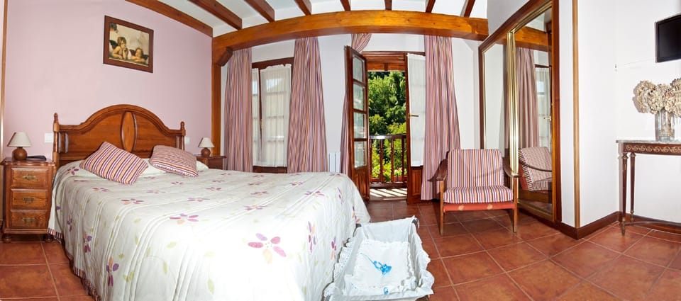 Quadruple Room | Blackout drapes, free cribs/infant beds, free wired internet, bed sheets