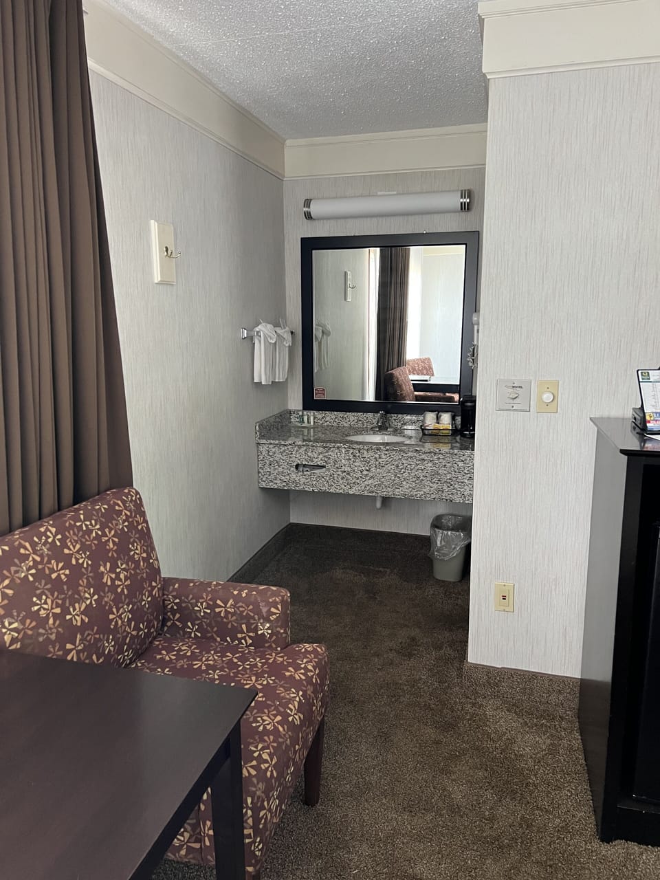Combined shower/tub, free toiletries, hair dryer, towels