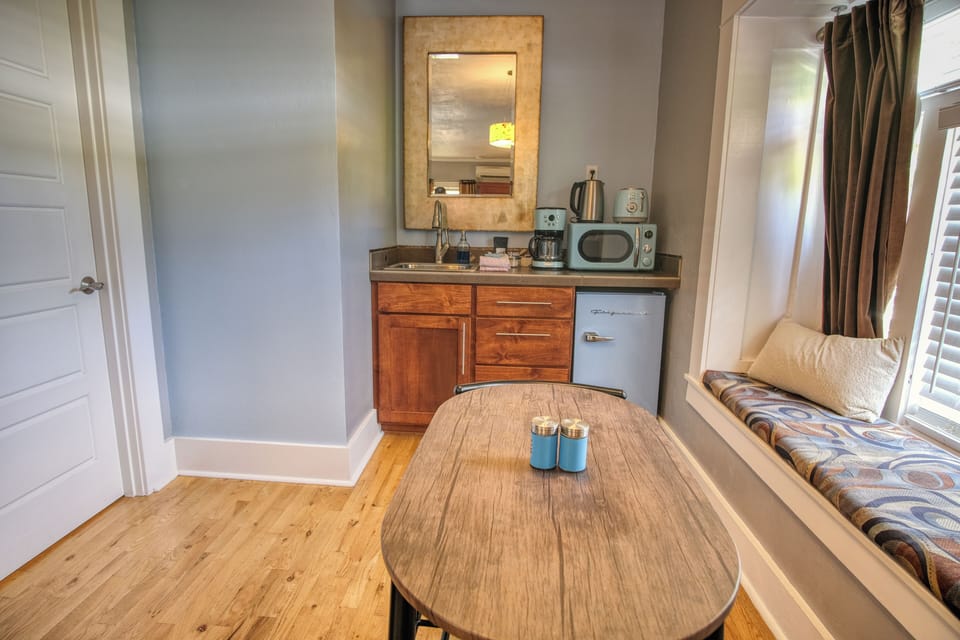 Luxury King - Room 15 | In-room dining