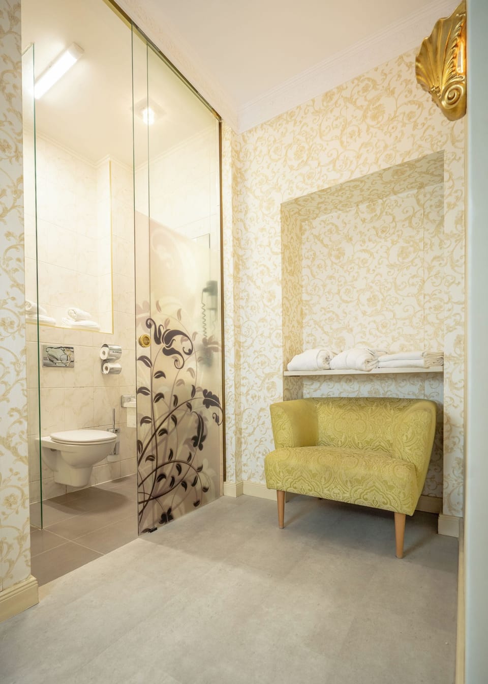 Romantic Suite | Bathroom | Free toiletries, hair dryer, towels