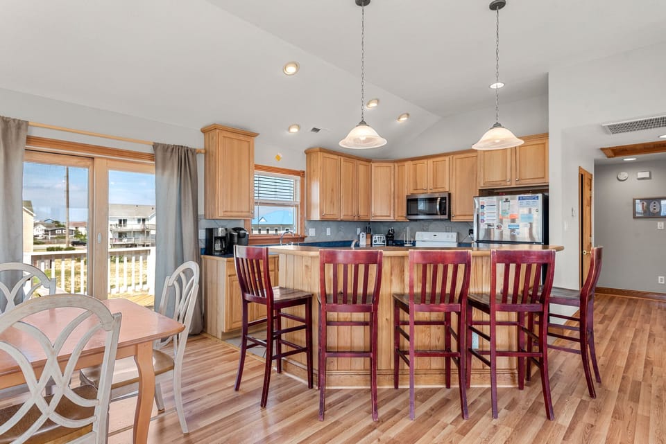 JR27: Critics Choice | Top Level Dining Area and Kitchen
