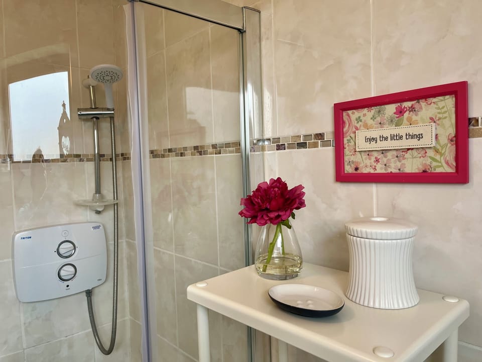 Shampoo, conditioner, hair dryer, body wash provided