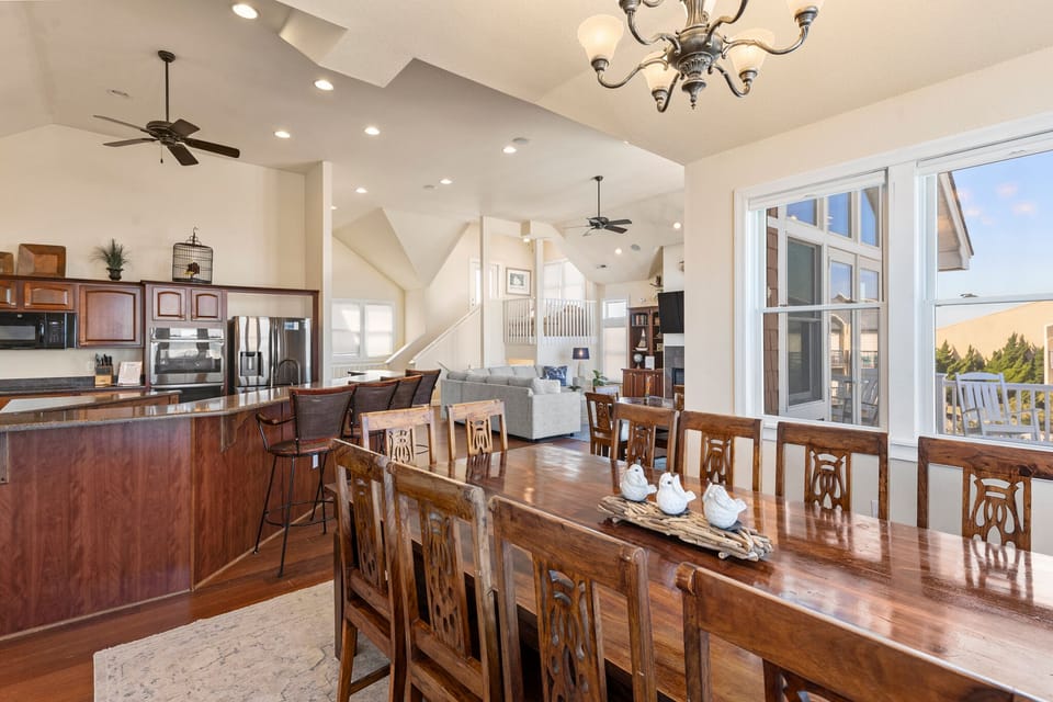 DE21N: Satisfaction | Top Level Dining Area