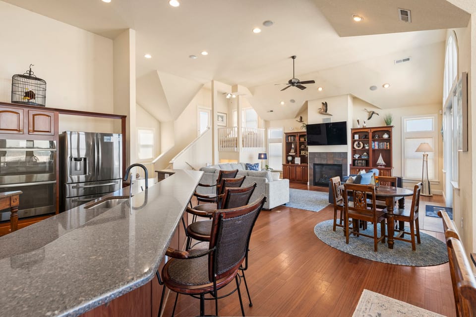DE21N: Satisfaction | Top Level Living Area and Kitchen