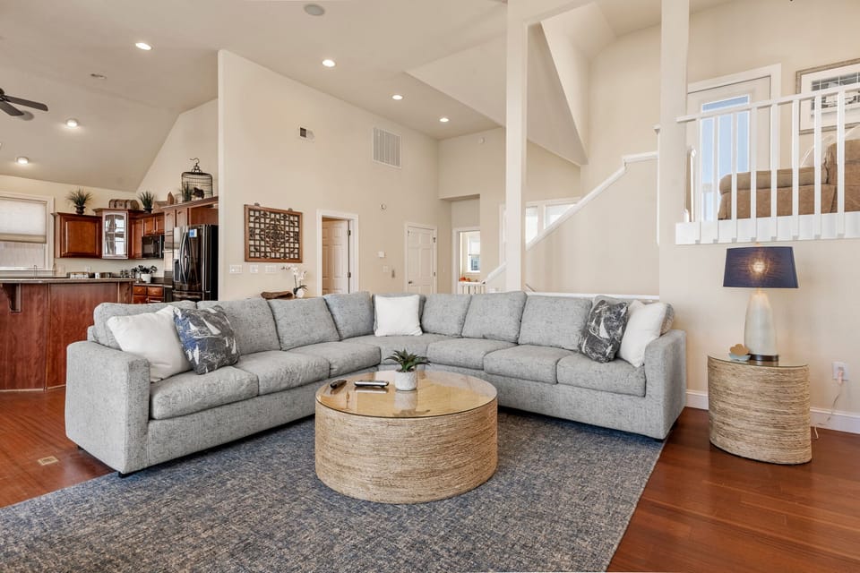 DE21N: Satisfaction | Top Level Living Area