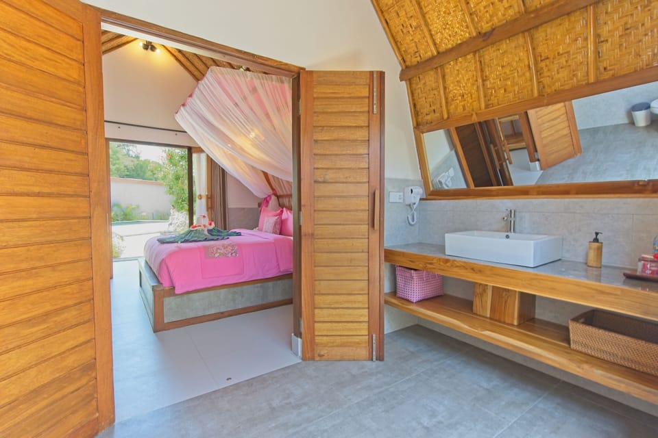Deluxe Double Room | Bathroom | Shower, rainfall showerhead, free toiletries, towels