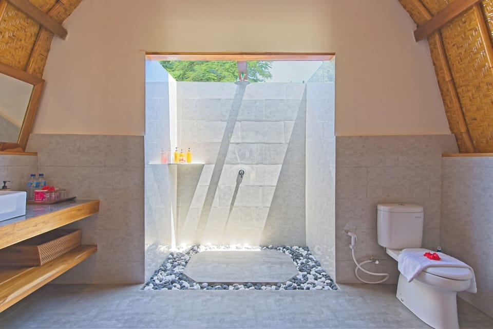 Shower, rainfall showerhead, free toiletries, towels