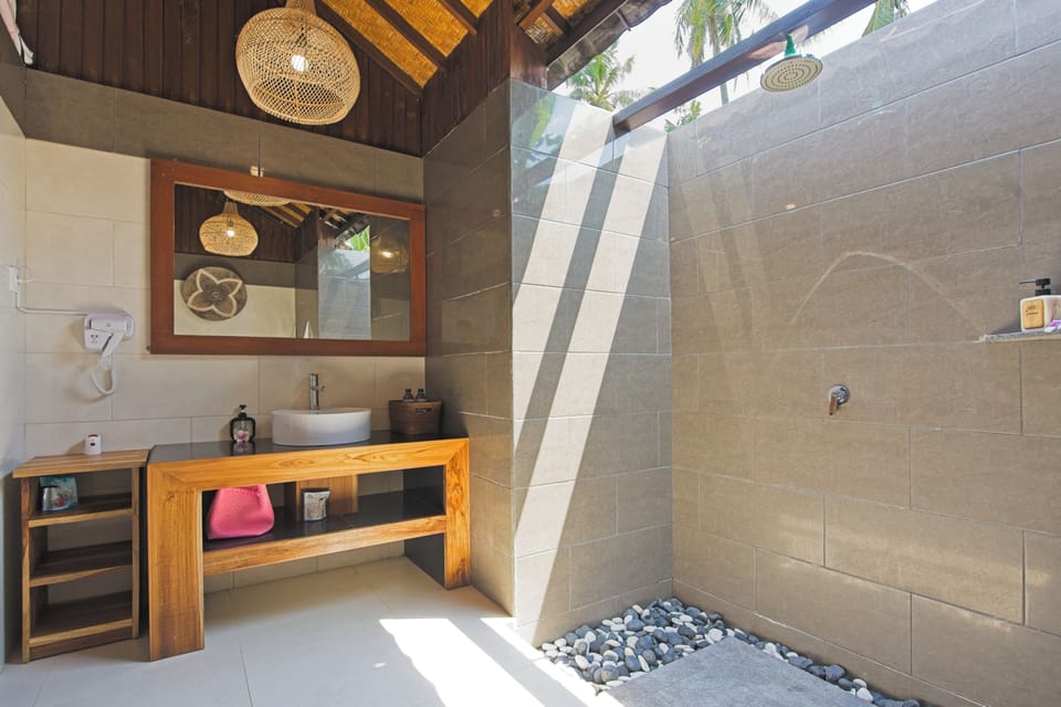 Glass Style Deluxe Room | Bathroom | Shower, free toiletries, towels, soap