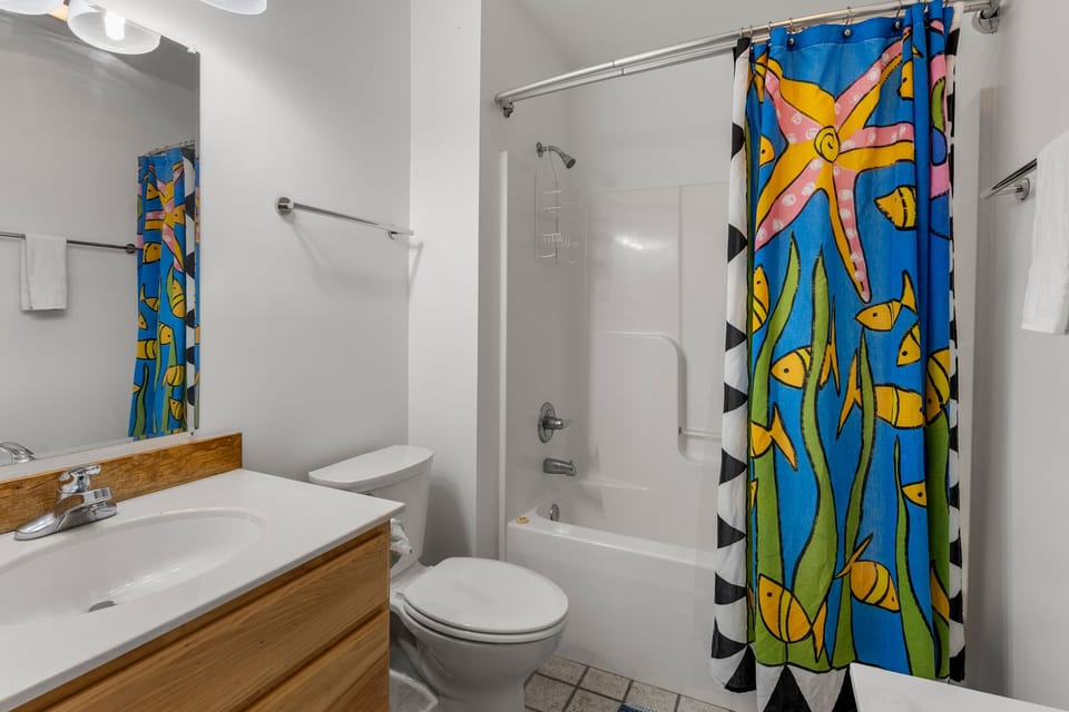 JR10: Mann Cottage | Hall Bath