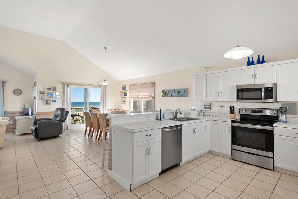 SN03: Ellington Cottage By The Sea | Top Level Dining Area and Kitchen