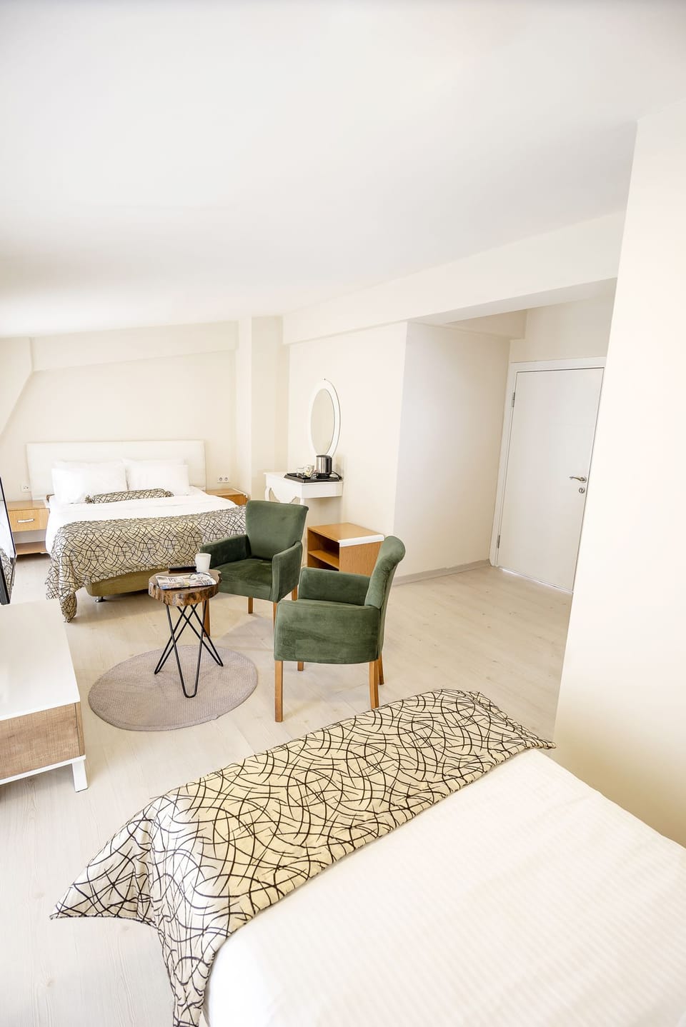Romantic Suite, Balcony | Minibar, desk, laptop workspace, soundproofing