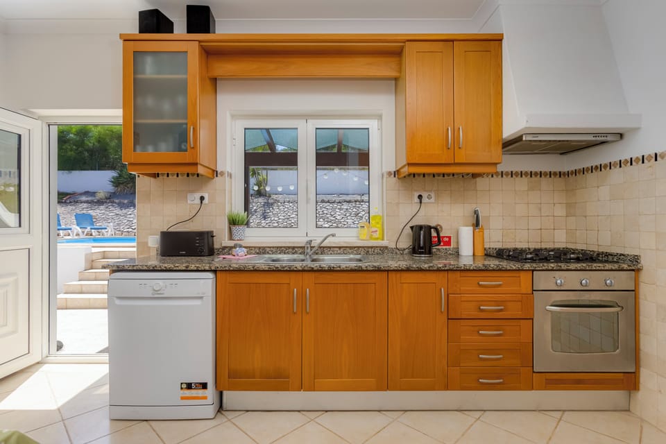 Fully equipped kitchen c/w dishwasher, filter coffee machine and air fryer