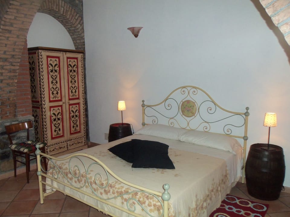 Romantic Apartment, Garden View, Ground Floor (Tralcio) | Free cribs/infant beds, free WiFi, bed sheets