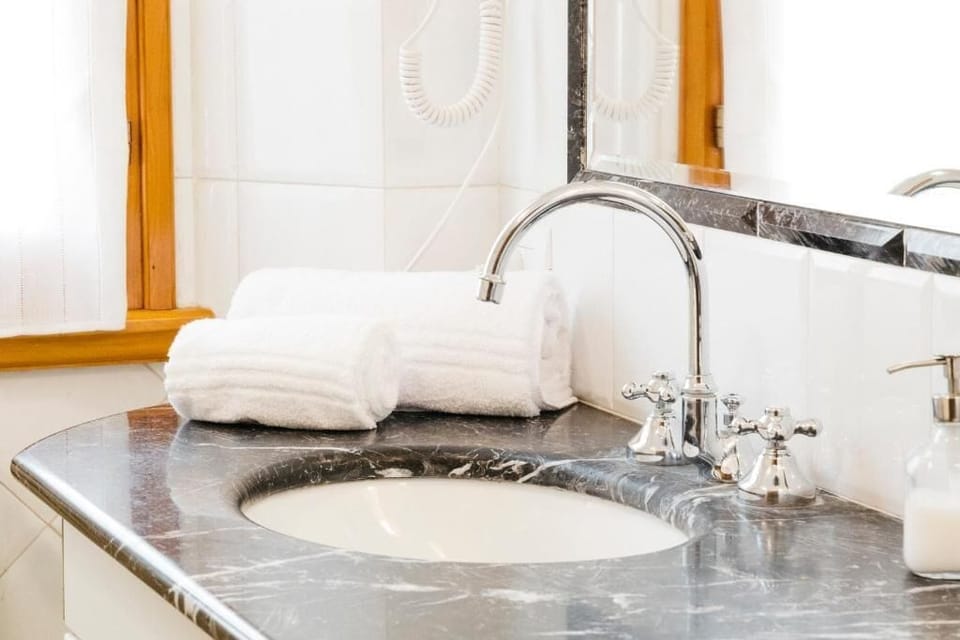Comfort Double Room | Bathroom | Hair dryer, towels, soap, shampoo